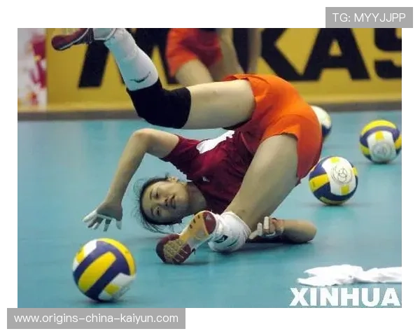 女排自由人飞身救球堪称奇迹，背后藏着无数汗水与努力