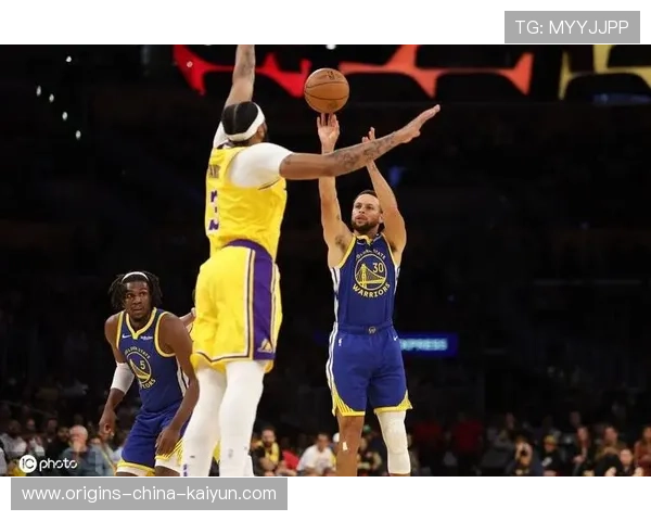 库里无视防守再中三分，勇士球迷全体起立